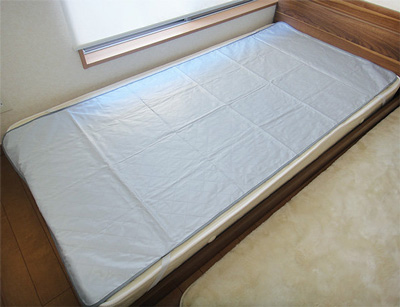 シングルベッドの敷布団に取り付けた例